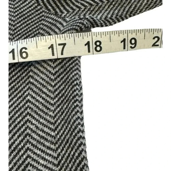 Ann Taylor Factory Women’s Medium Black & White Chevron Print Sweater - Picture 5 of 6